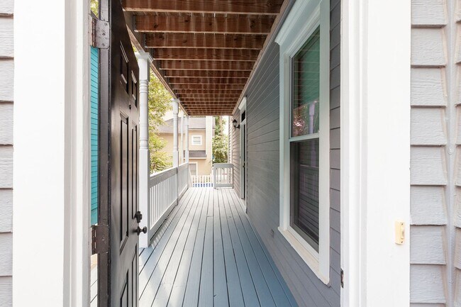 Building Photo - Beautiful 2/2.5 in Grant Park w/ Bi-Level ...