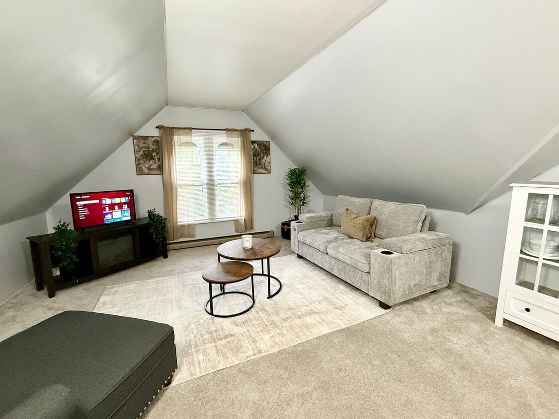 Foto principal - 1-Bedroom Apartment – Prime Poughkeepsie L...