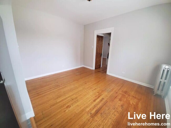 Building Photo - 1437 W Lunt Ave