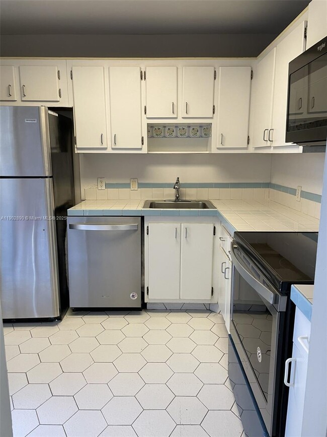 Building Photo - 3301 N Country Club Dr