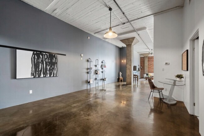 Building Photo - 10303-10107 107 St NW