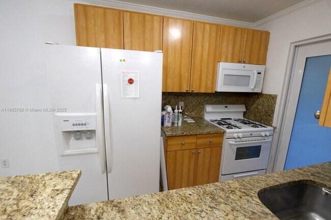 Foto del edificio - 7315 Byron Ave
