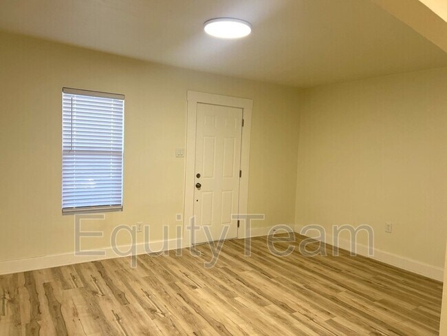 Foto del edificio - 844 Clarkson Ave