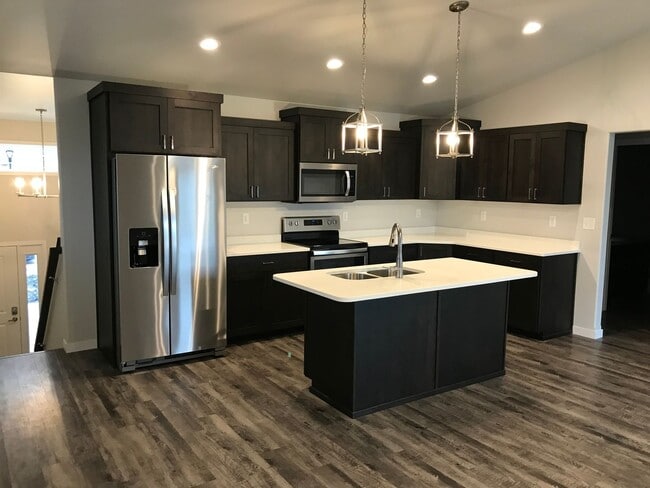 Building Photo - 4 bed 3 bath