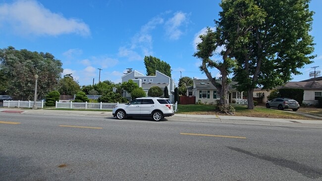 Photo - 6600 W 83rd St (Los Angeles, CA) House