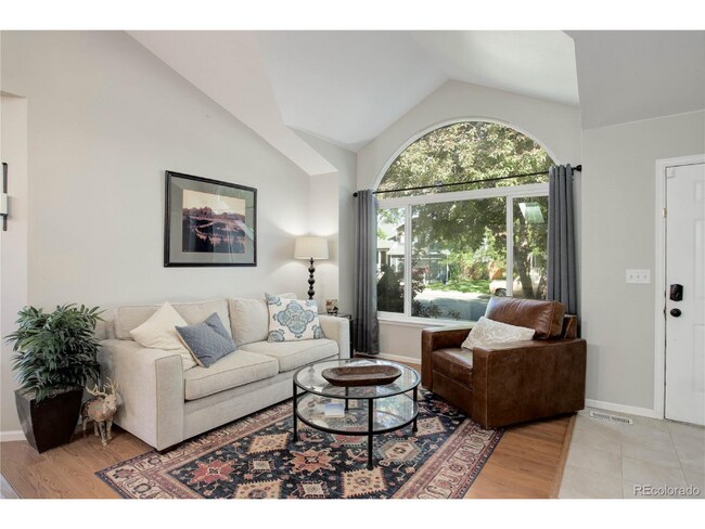 Foto del edificio - 240 S Lark Ave