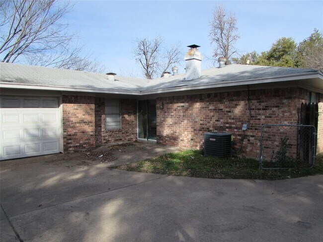 Building Photo - 2112 Spanish Trail