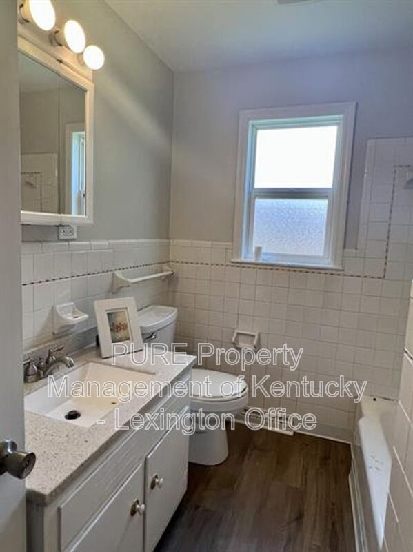 Building Photo - 708 Greenbriar Dr