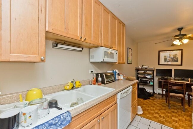 Building Photo - 1 bedroom in Chicago IL 60657