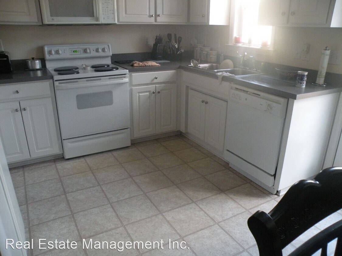 Foto principal - 3 br, 2 bath House - 216 Derby Park Ave