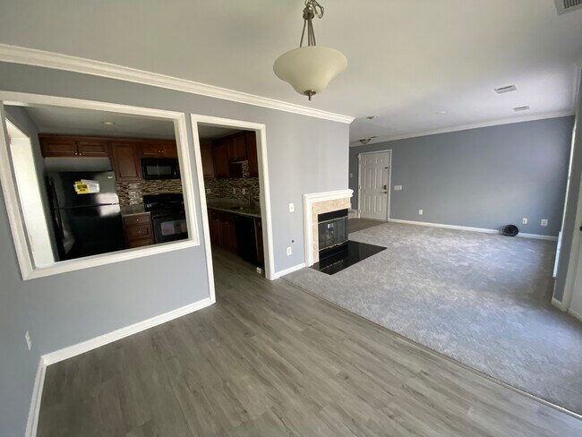 Foto del edificio - 8210 Catbird Cir