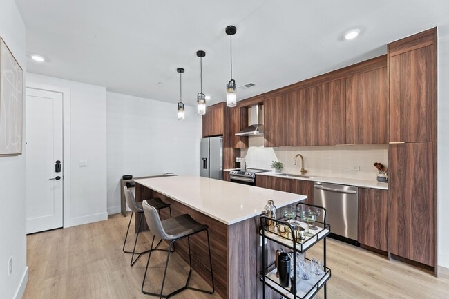 Building Photo - 1701 Simond Ave
