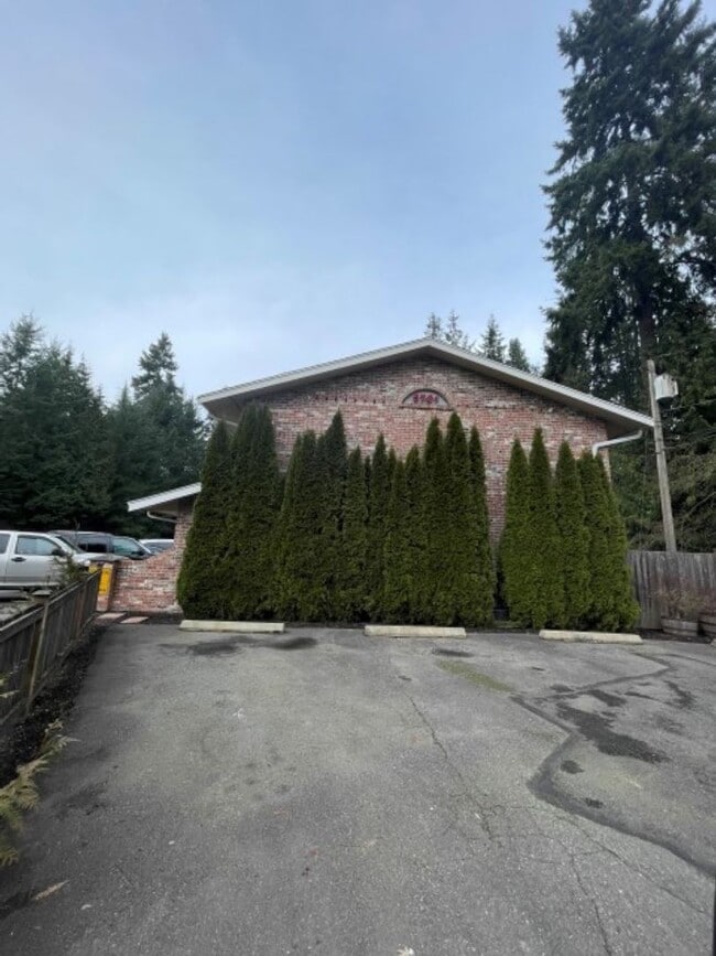 Building Photo - 2Bd/1.5Ba Lynnwood Townhouse