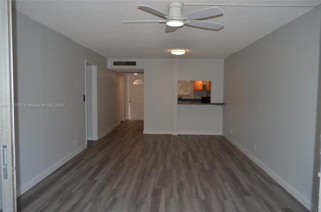 Foto del edificio - 9410 Live Oak Pl