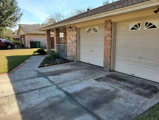 Foto del edificio - 7323 Log Hollow Dr
