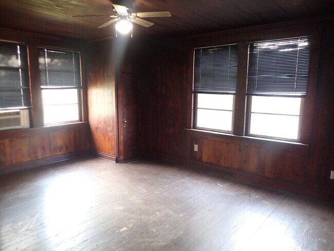 Building Photo - 19 S Pine St