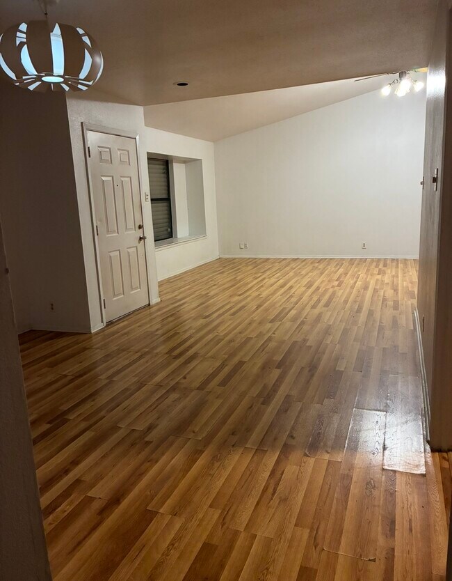 Foto del edificio - 6801 Roseland Dr