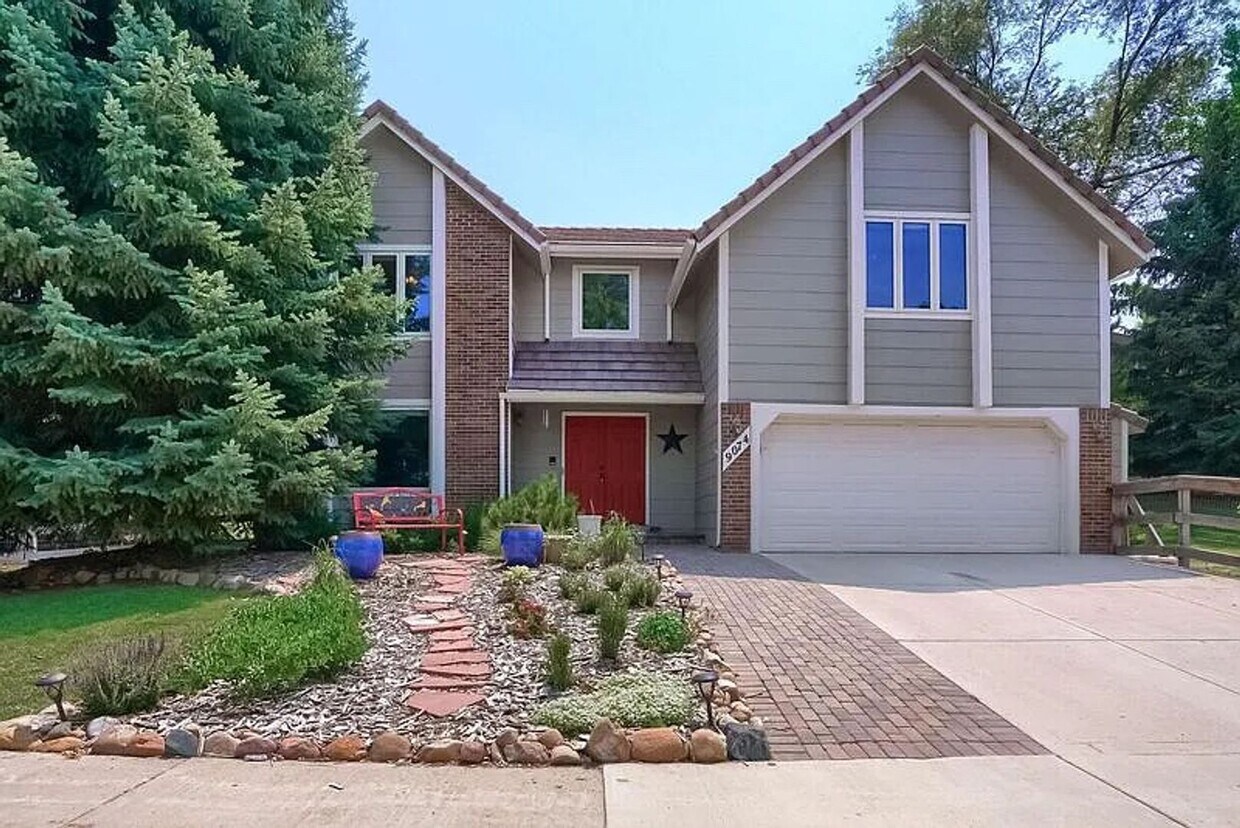 Primary Photo - Amazing Lakewood 5 Bedroom 2.5 Bathroom Ho...