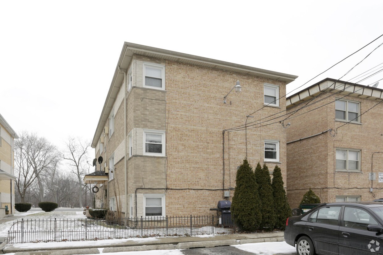 Building Photo - 2225 Desplaines Ave
