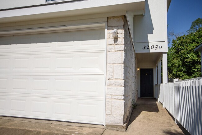 Building Photo - 3 Bedroom 3.5 baths