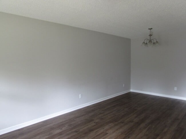 Building Photo - Duplex Close to Shaw AFB!
