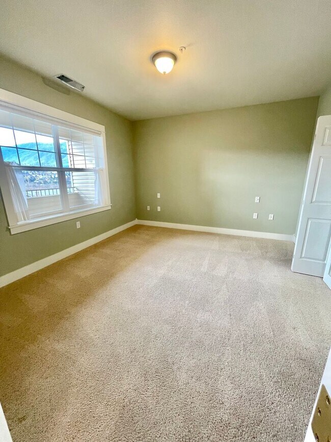 Foto del edificio - Top Floor 3 Bedroom Condo for Lease!
