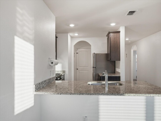 Building Photo - "Charming 3-Bed Oasis with 2 Full Baths in Heath - 1244 Sq Ft of Comfort with Washer/Dryer Includ...