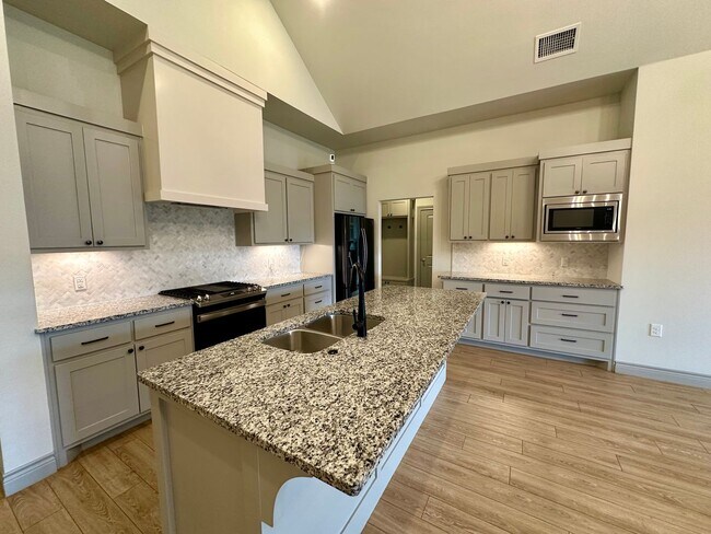 Foto del edificio - Self Showing - Beautiful 4 Bed 2 Bath - Co...