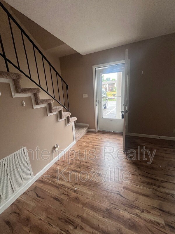 Foto del edificio - 405 Iroquois Ln
