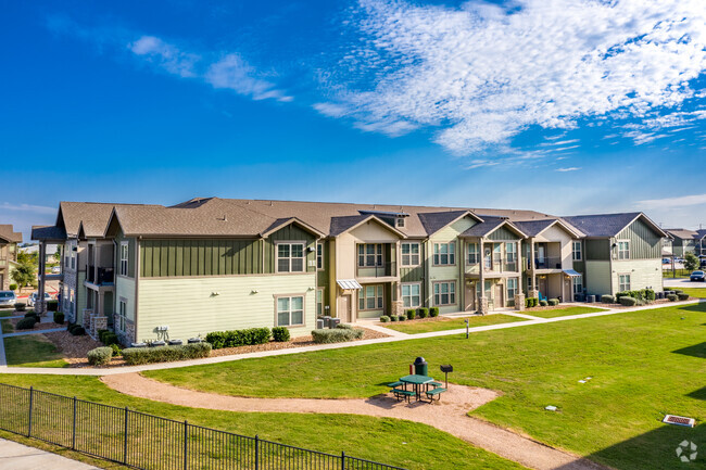 Building Photo - The Landings at Creekside