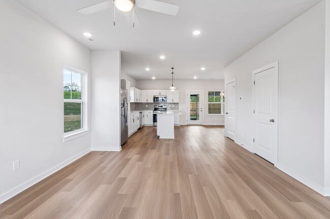 Foto del edificio - Brand new home in a great location central to all of Tri-Cities
