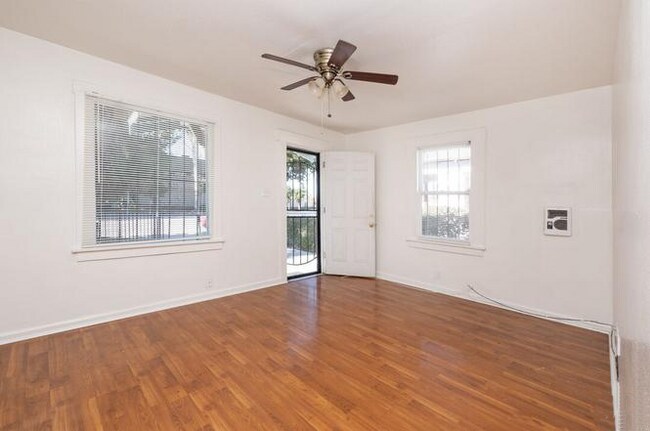 Foto del edificio - 5424 S Van Ness Ave
