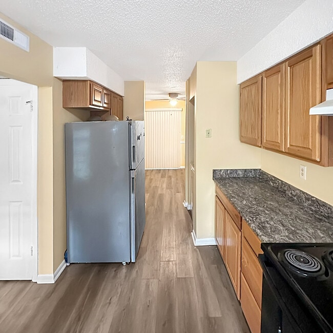 Building Photo - 405 Hickory Hill Dr