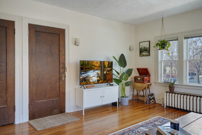Entry - 3351 Dupont Ave S