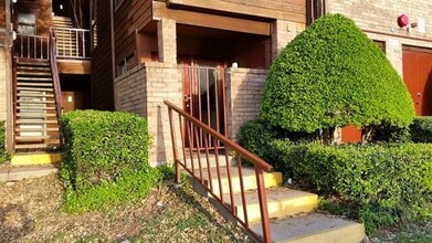 Building Photo - 2307 Balsam Dr