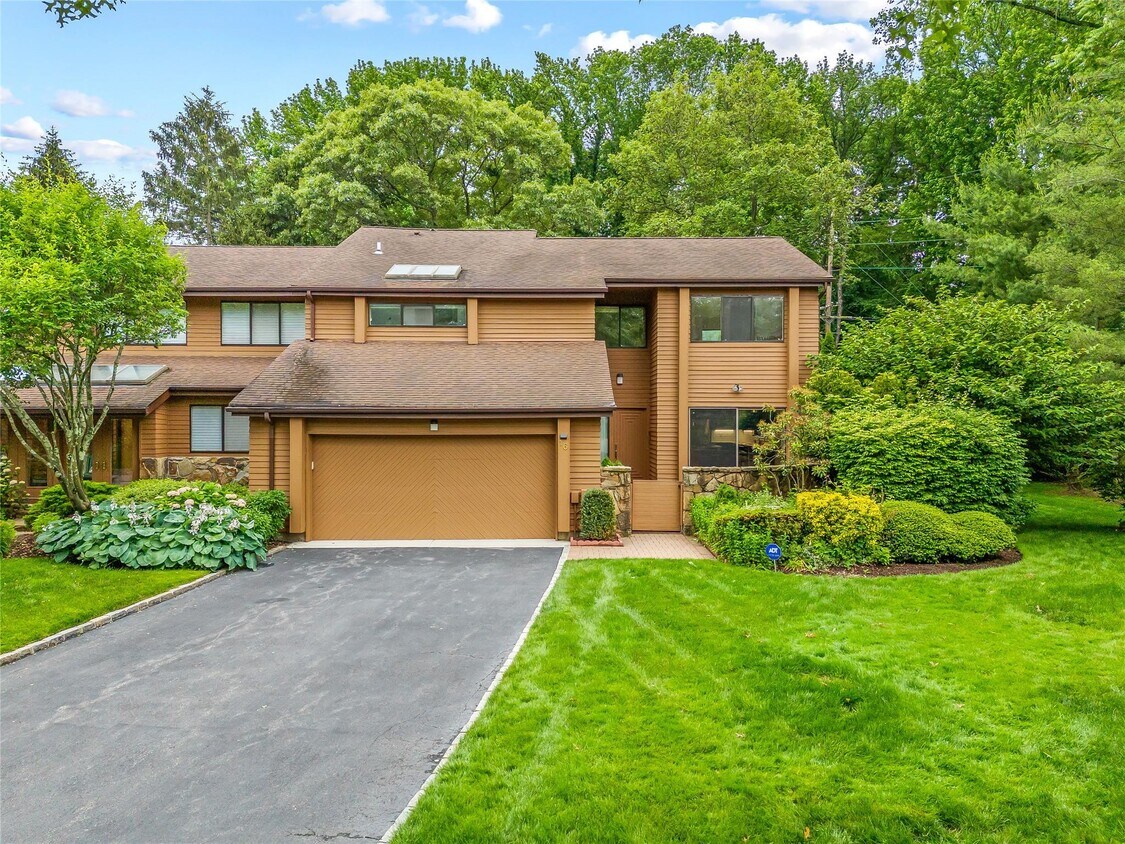 Primary Photo - 16 Yale Dr