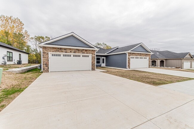 Foto del edificio - Please View 3D Virtual Walk-Through Before Scheduling a Showing