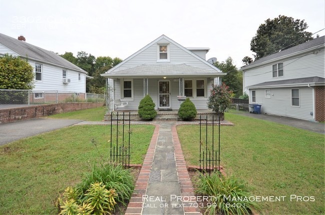 Adorable Alexandria Bungalow! photo'