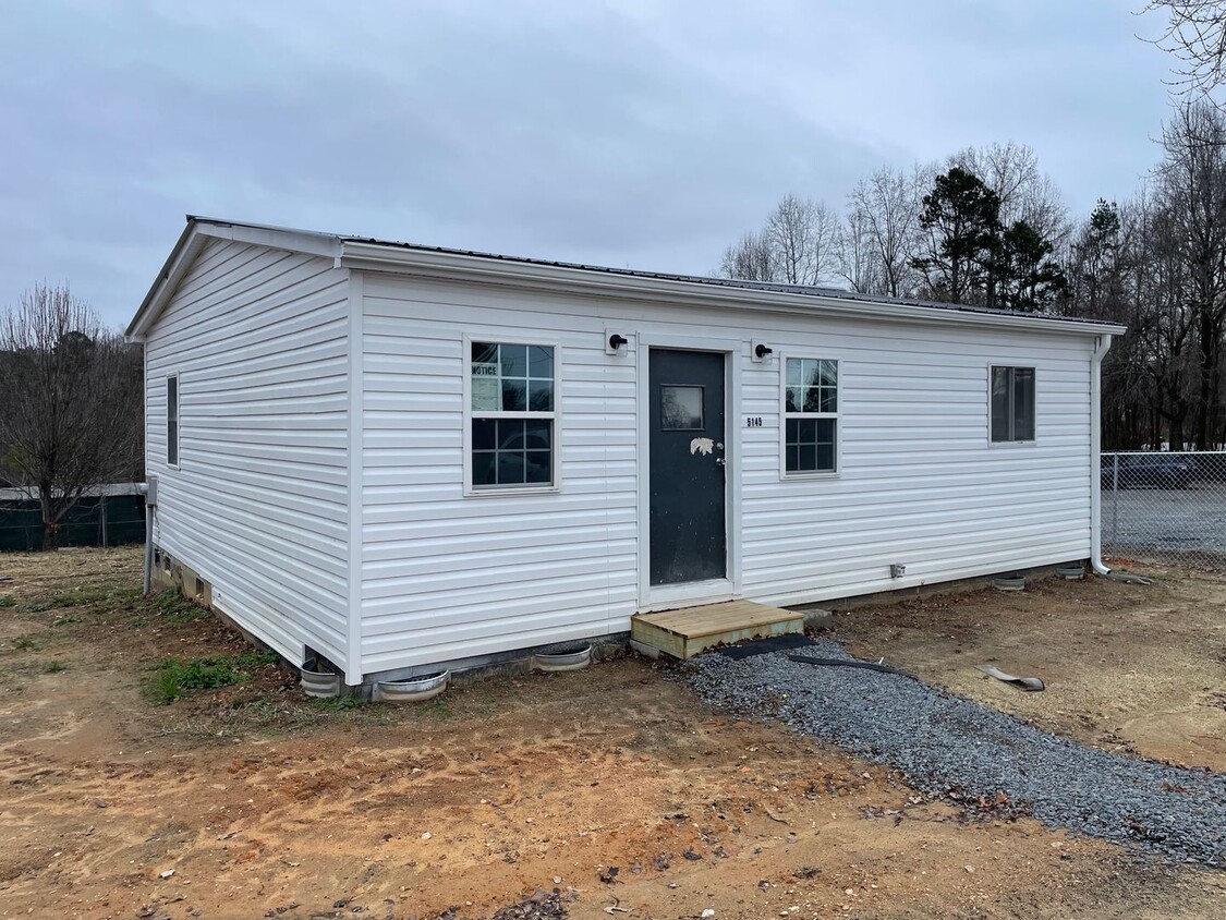 Foto principal - 2 BED, 1 BATH LOCATED ON RANDLEMAN RD