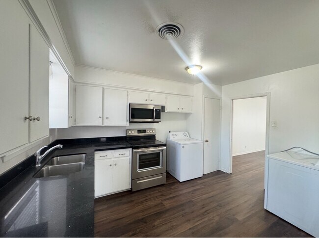 Building Photo - 405 Botts St