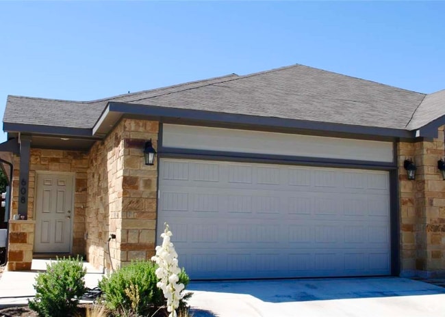 Building Photo - 608 Parkline Dr