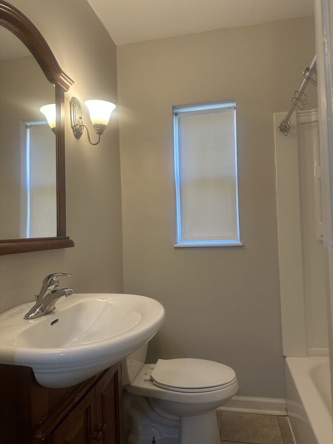 Building Photo - MOVE IN SPECIAL! 1/2 Month RENT! 1 Bed 1 Bath Apartment available East Columbus!