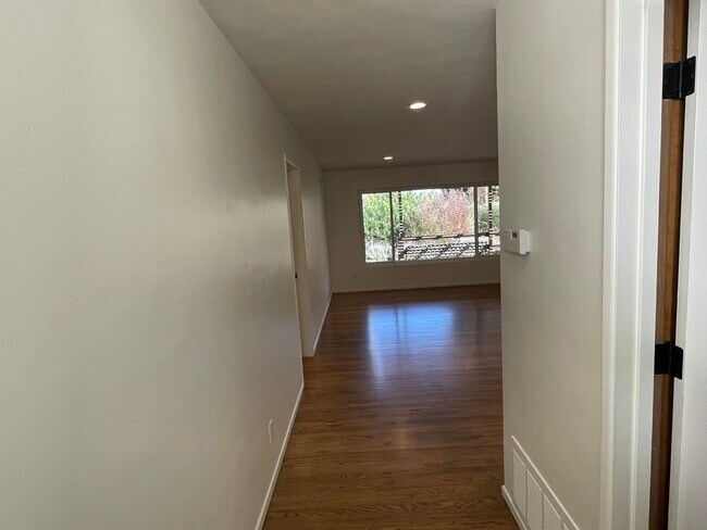 Foto del edificio - 855 Cornish Dr