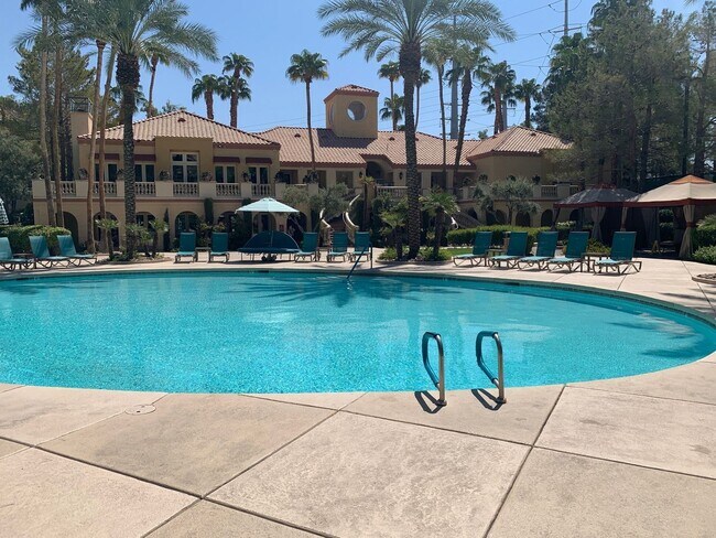 Foto del edificio - Fully Furnished - Gaurd Gated - Close to Strip w/ View