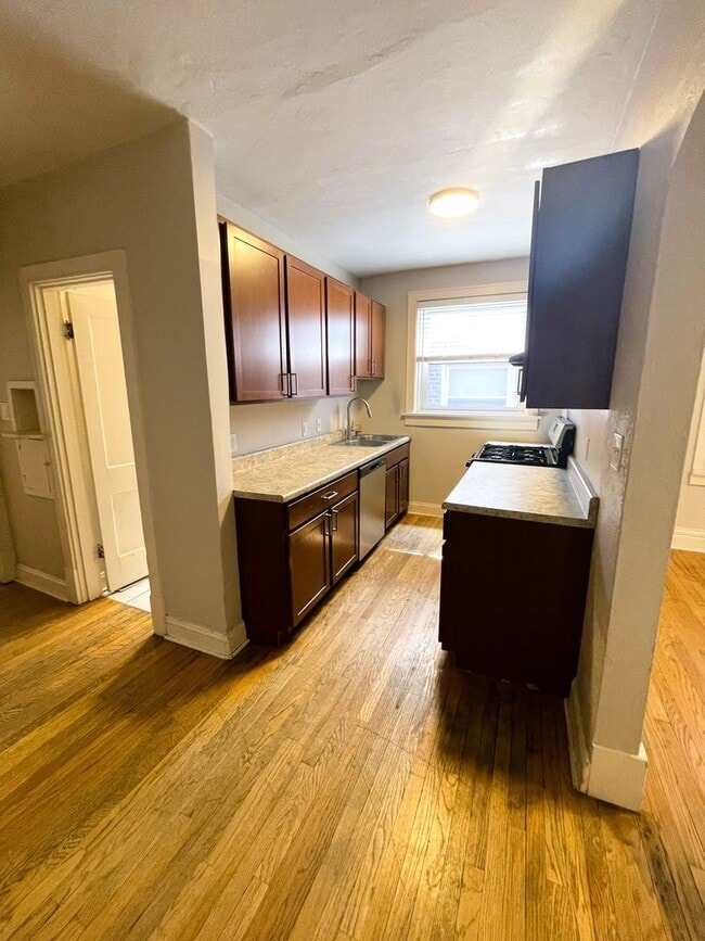 Building Photo - 4919-4921-4921 Lindenwood Ave