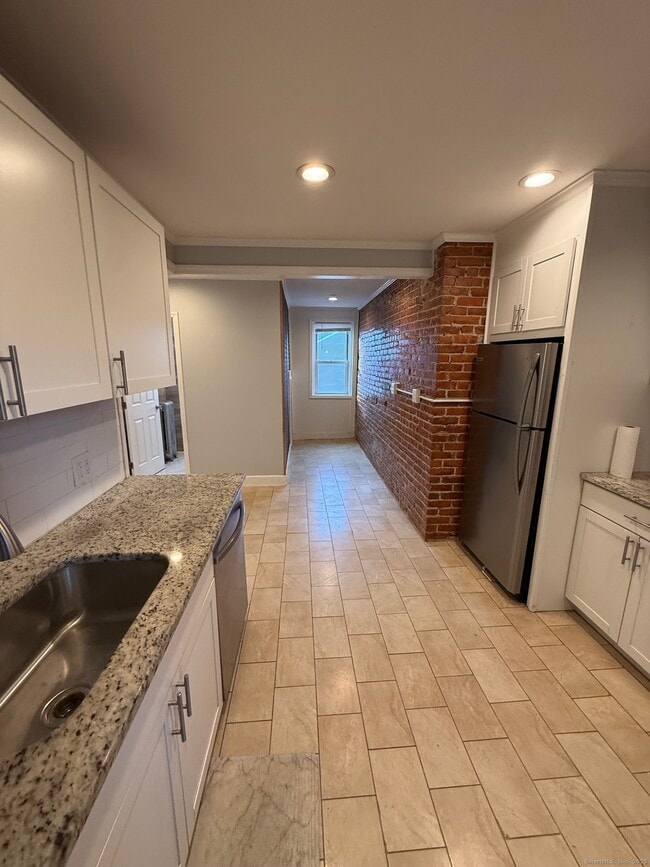 Foto del edificio - 359 W Main St