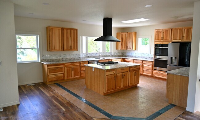 Building Photo - 506 Hawthorne Pl