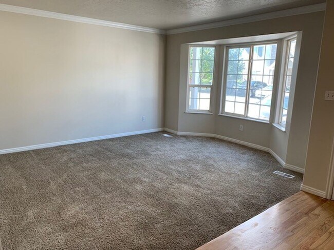 Building Photo - Beautiful Townhome in Amazing Location!