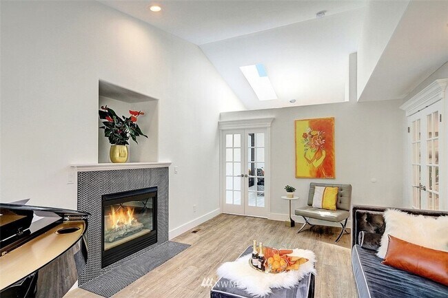 Foto del edificio - Beautifully remodeled 4bd, 3ba home in EVE...
