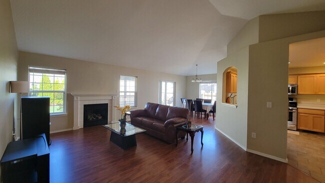 Building Photo - 2333 SW Redmond Hill Rd